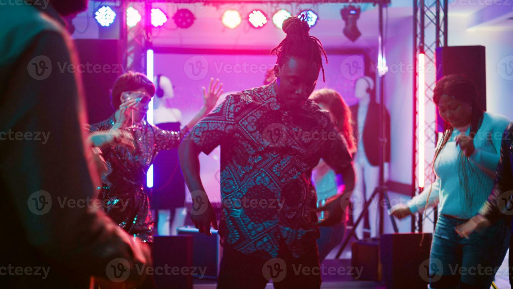 moderno adultos mostrando dança movimentos às subterrâneo festa, ouvindo para funky música e tendo Diversão às Boate. alegre homens e mulheres festa em dança chão com discotecas. portátil tomada. foto