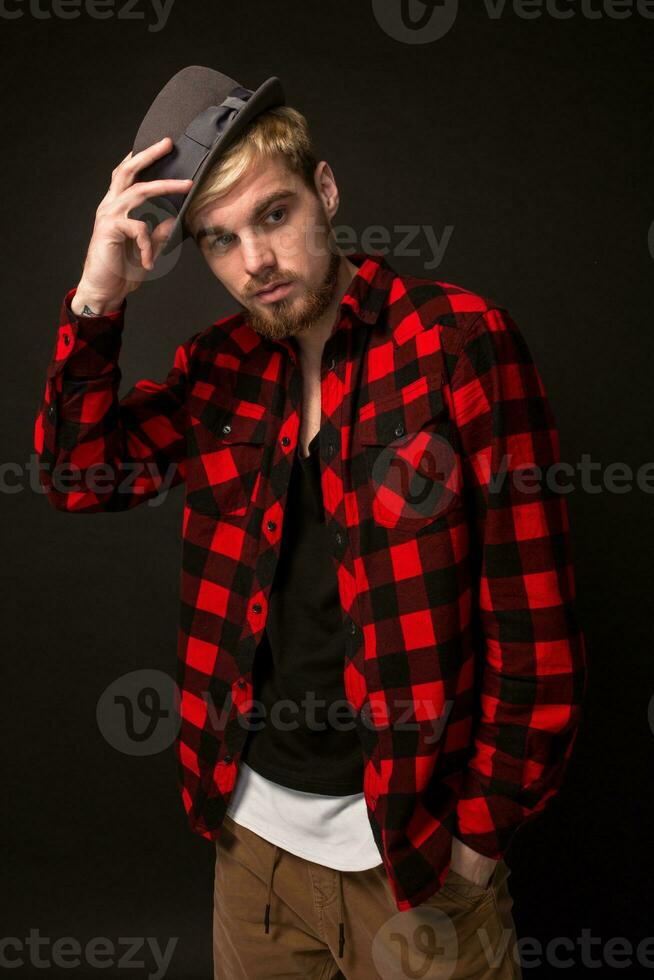 homem dentro vermelho camisa dentro cela com chapéu em Preto fundo foto