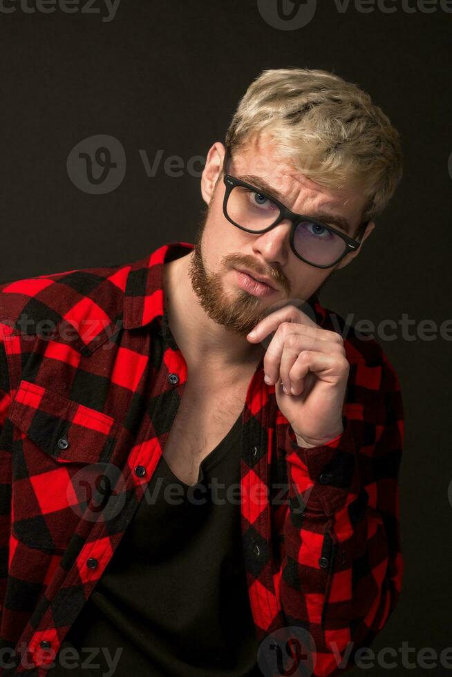 homem dentro vermelho camisa dentro cela com óculos em Preto fundo foto