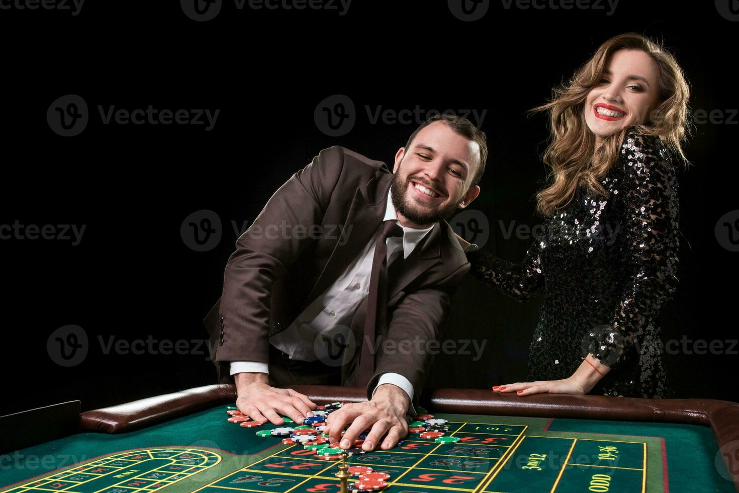 homem com mulher jogando roleta às a casino. vício para a foto