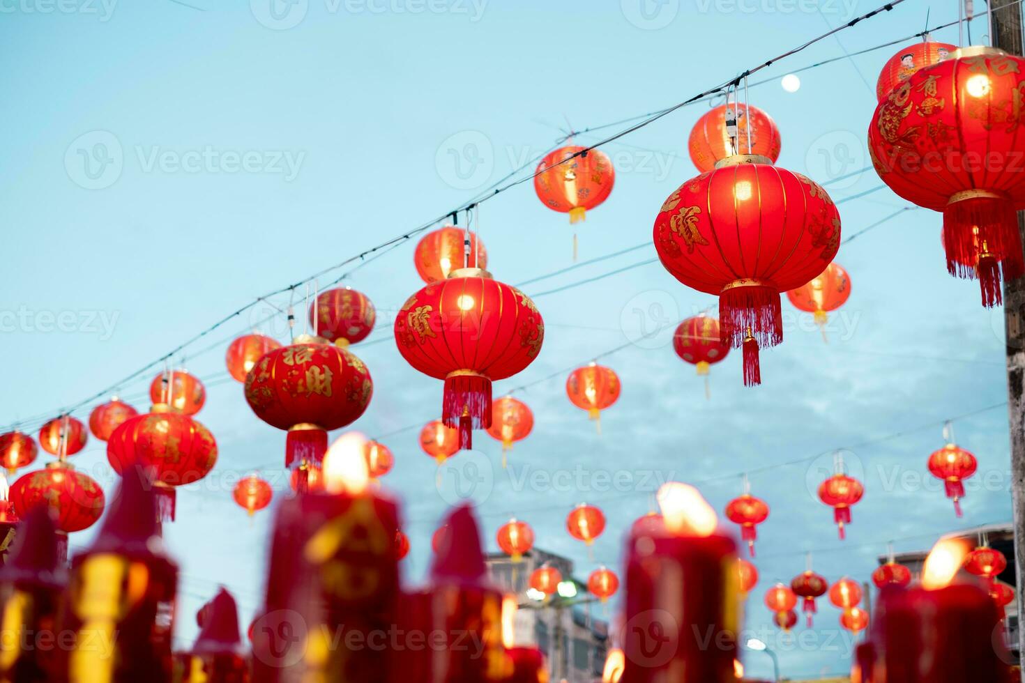 real surpreendente lindo vermelho chinês lanternas. chinês novo, ano japonês ásia Novo ano vermelho lâmpadas festival Chinatown chinês tradicional lanternas dentro celebração em chinês Novo ano foto