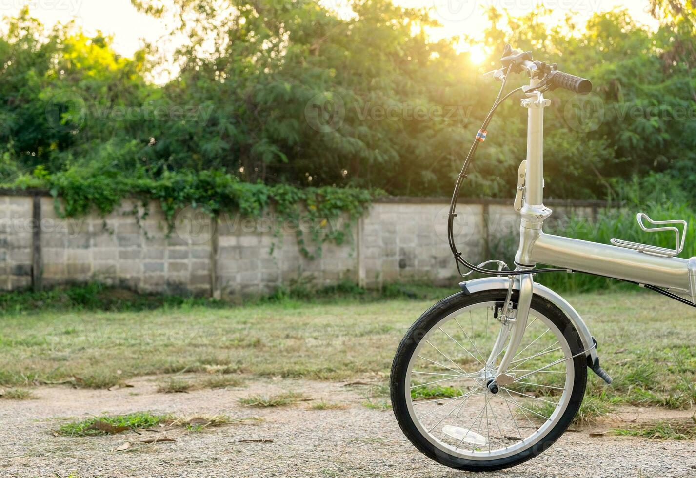 bicicleta prata dobrando estacionado em parede fundo foto