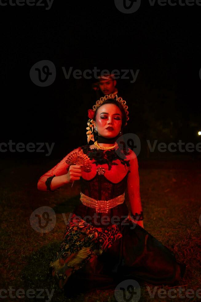 uma grupo do fêmea dançarinos com rostos cheio do tristeza sentado sozinho dentro a meio do uma campo foto