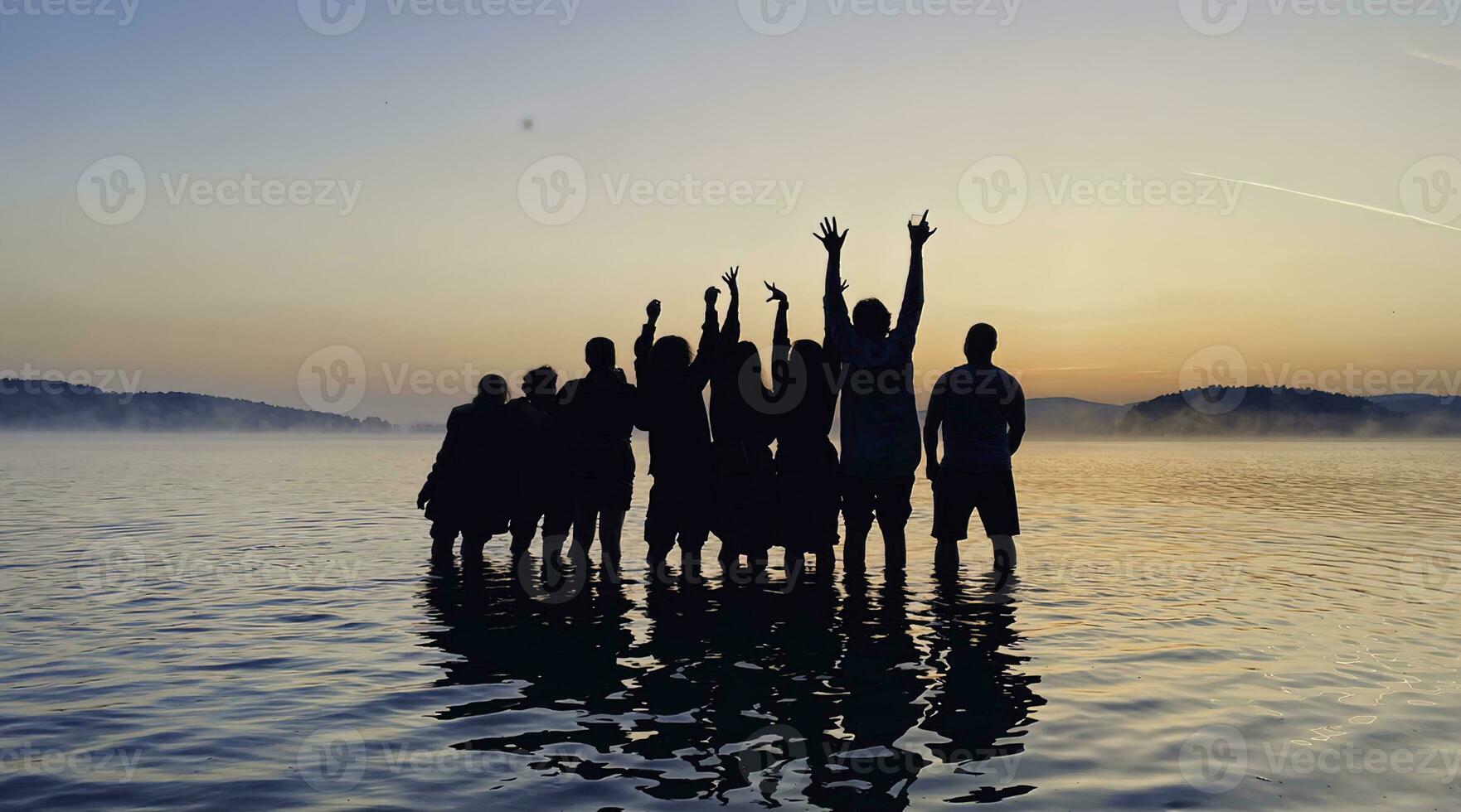 melhor casal e amizade dentro a pôr do sol com silhueta foto