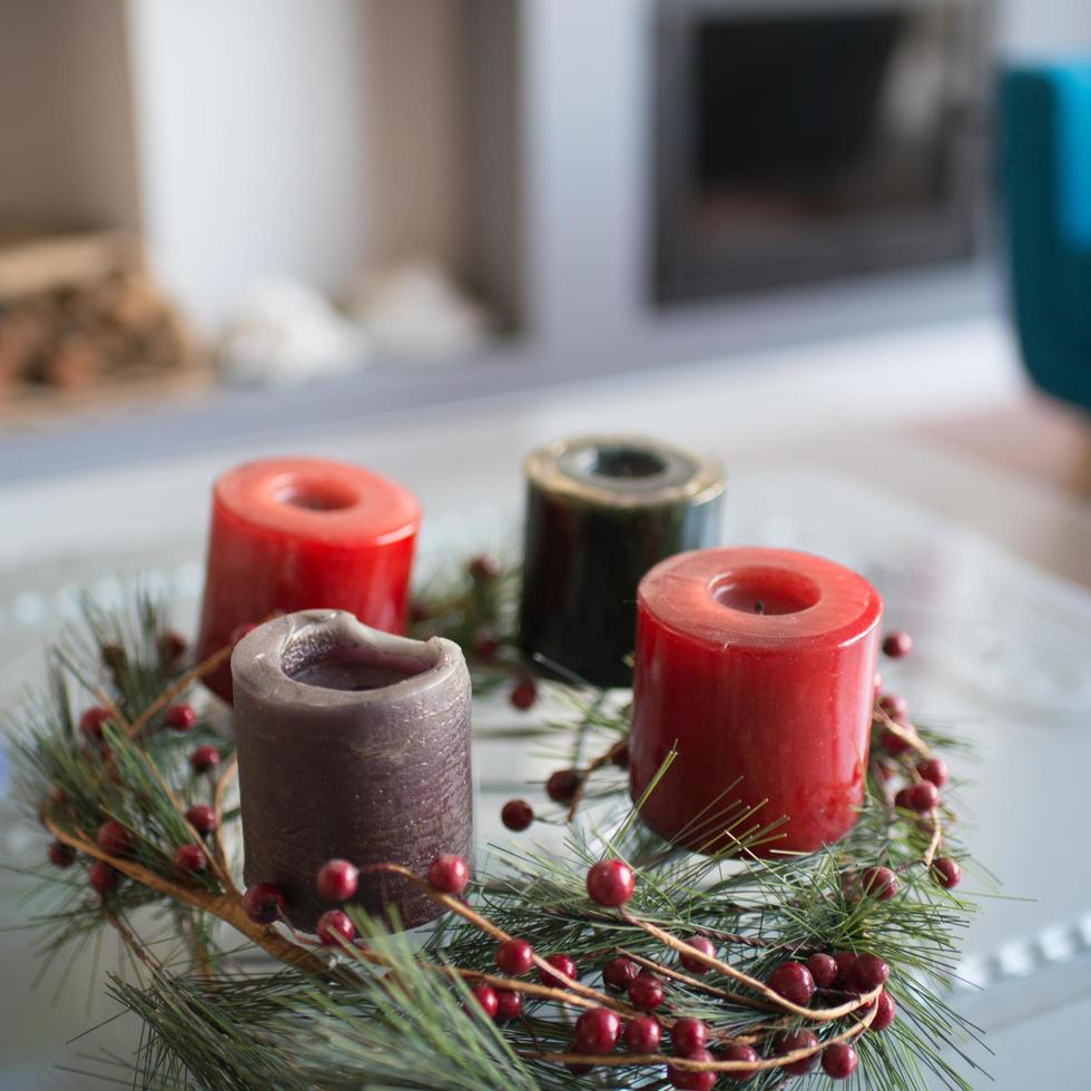 decoração de Natal, close-up de uma coroa do advento com velas. Madri, Espanha foto