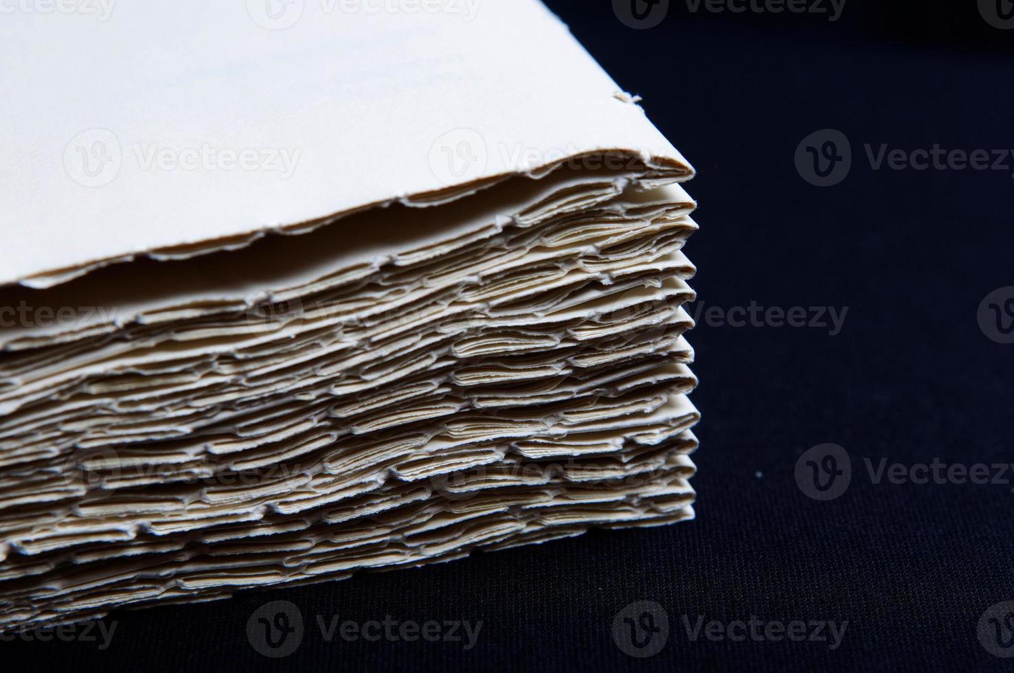 o processo de encadernação de livros. close up de pastas de papel empilhadas foto