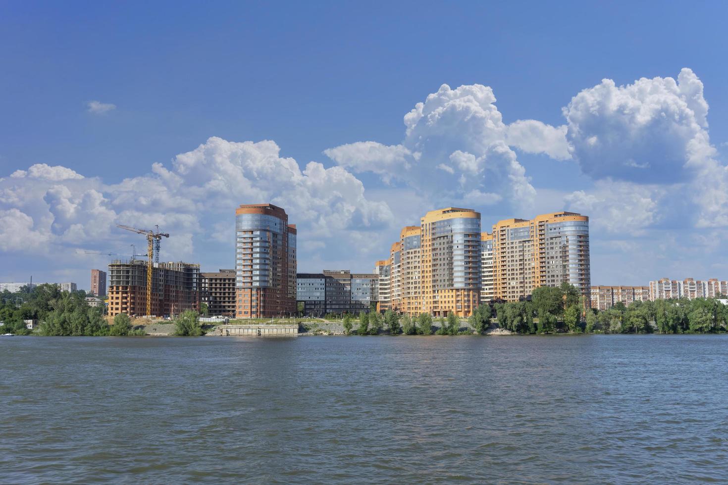 paisagem urbana com vista para o litoral de novosibirsk foto