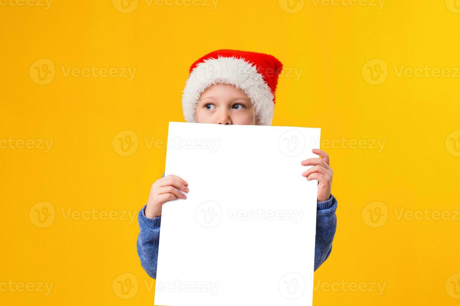 fofa pequeno menina dentro santa claus chapéu com uma branco em branco papel folha. Natal, natal, Novo ano, inverno, pessoas, anúncio, venda conceito. foto
