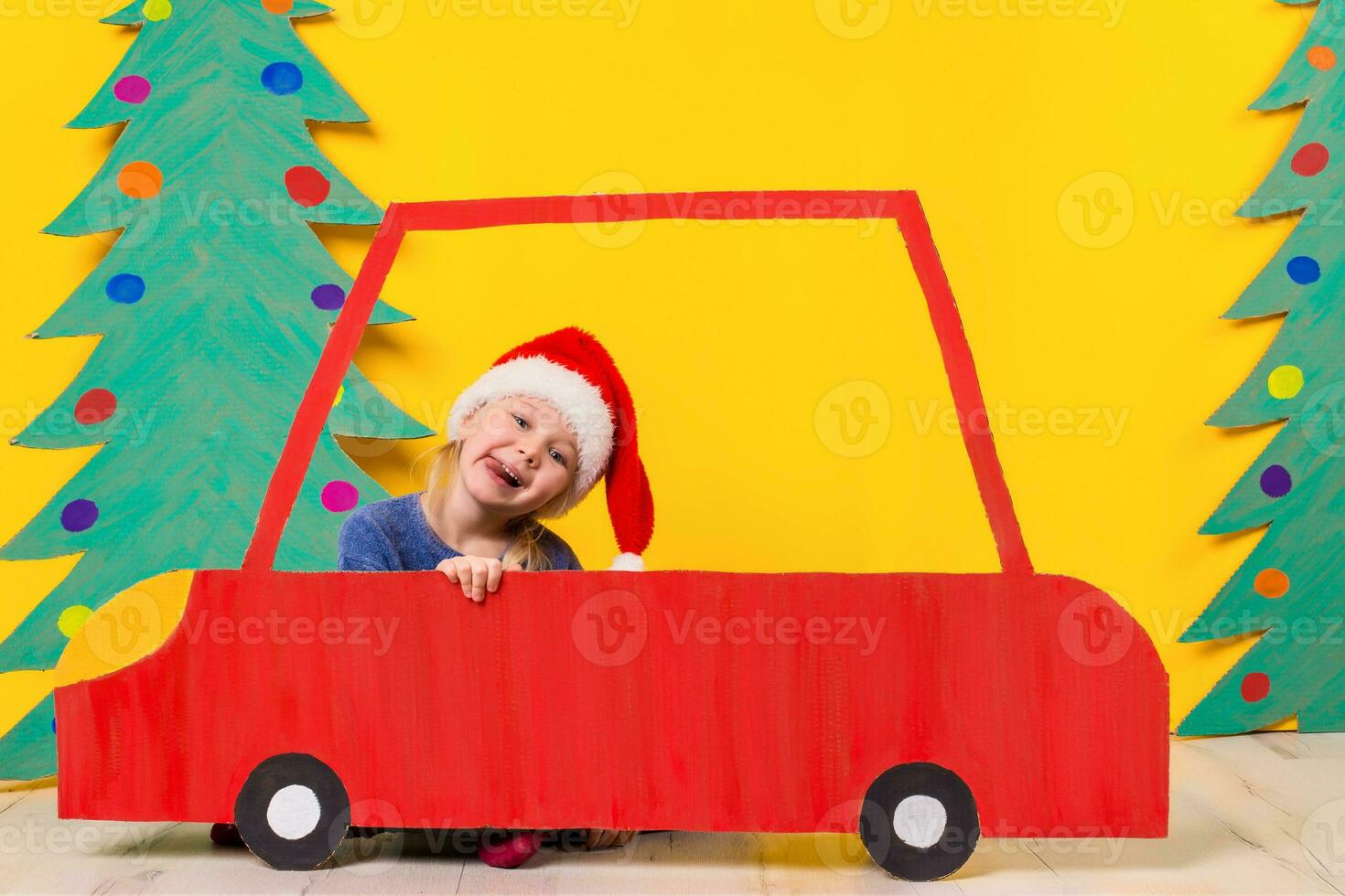 criança dentro vermelho Natal carro. natal feriado conceito foto