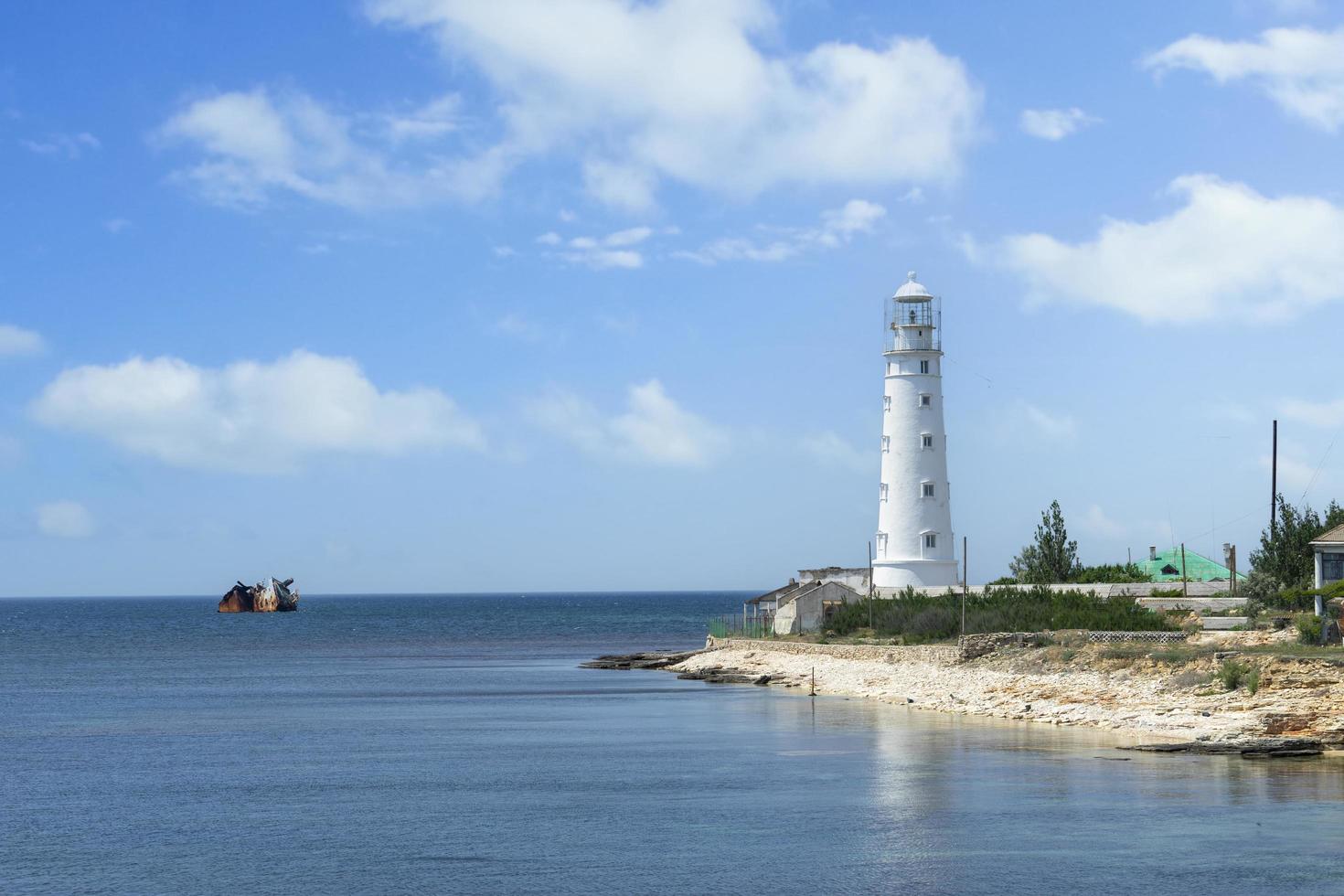 vista do mar com vista para o farol branco foto