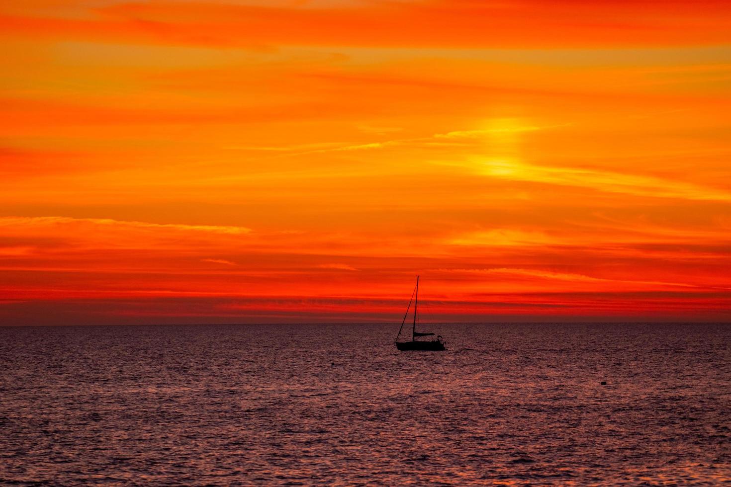 paisagem marinha com um pôr do sol laranja brilhante foto