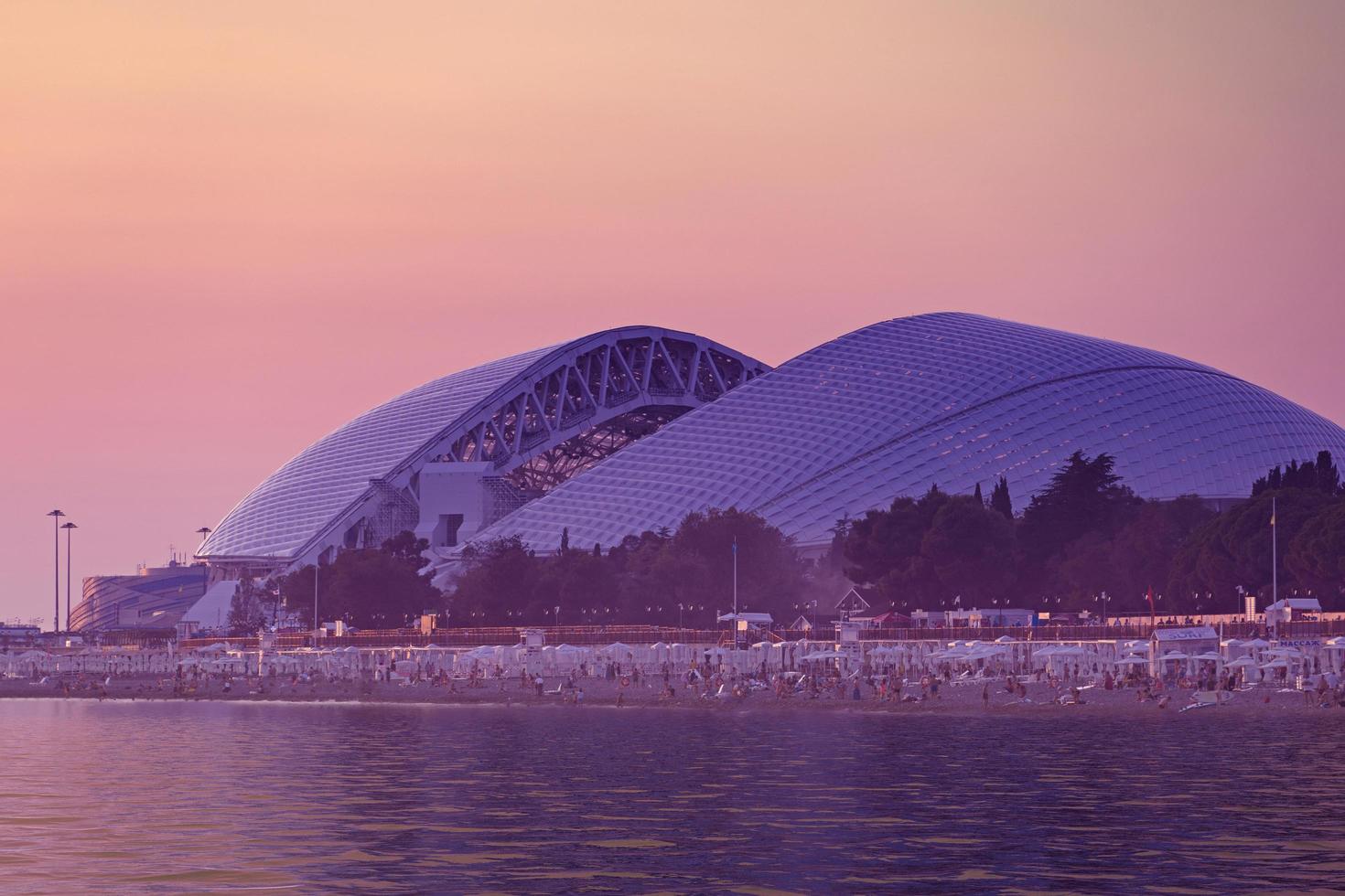 paisagem marítima com vista para a praia e o estádio em sochi, rússia foto