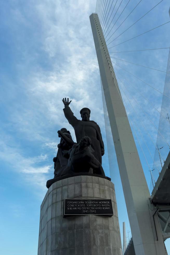 monumento aos marinheiros da frota mercante. vladivostok, rússia foto