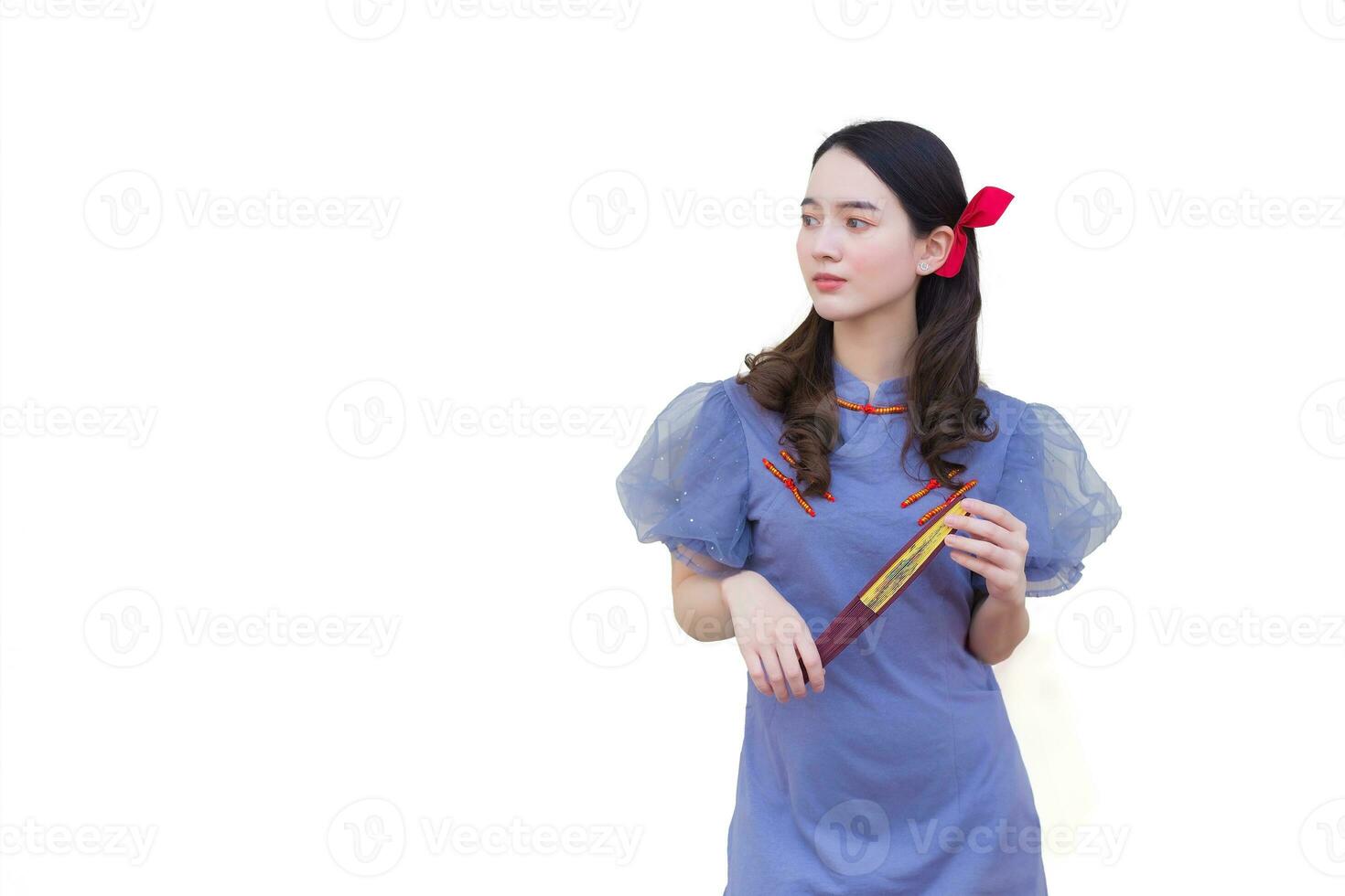 jovem ásia lindo mulher dentro azul cinzento chinês vestido com olhando às alguma coisa e em pé enquanto isolado em branco fundo. foto