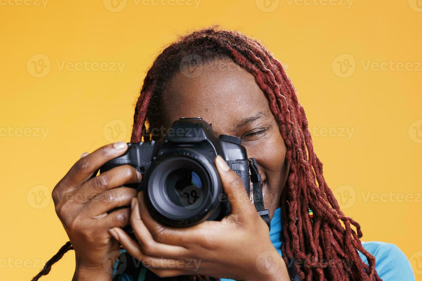 fêmea fotógrafo levando As fotos com dslr Câmera, desfrutando feriado viagem e passeios turísticos em passeio pela cidade. jovem mulher levando fotos do edifícios e marcos, fotografias.