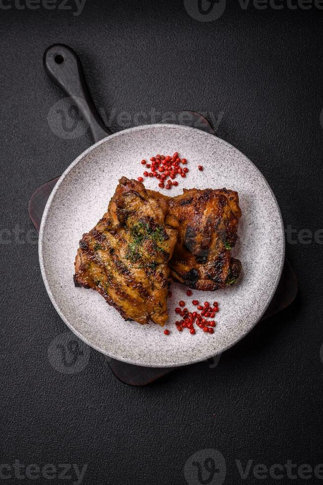 delicioso suculento carne ou frango bife com sal, especiarias e ervas foto