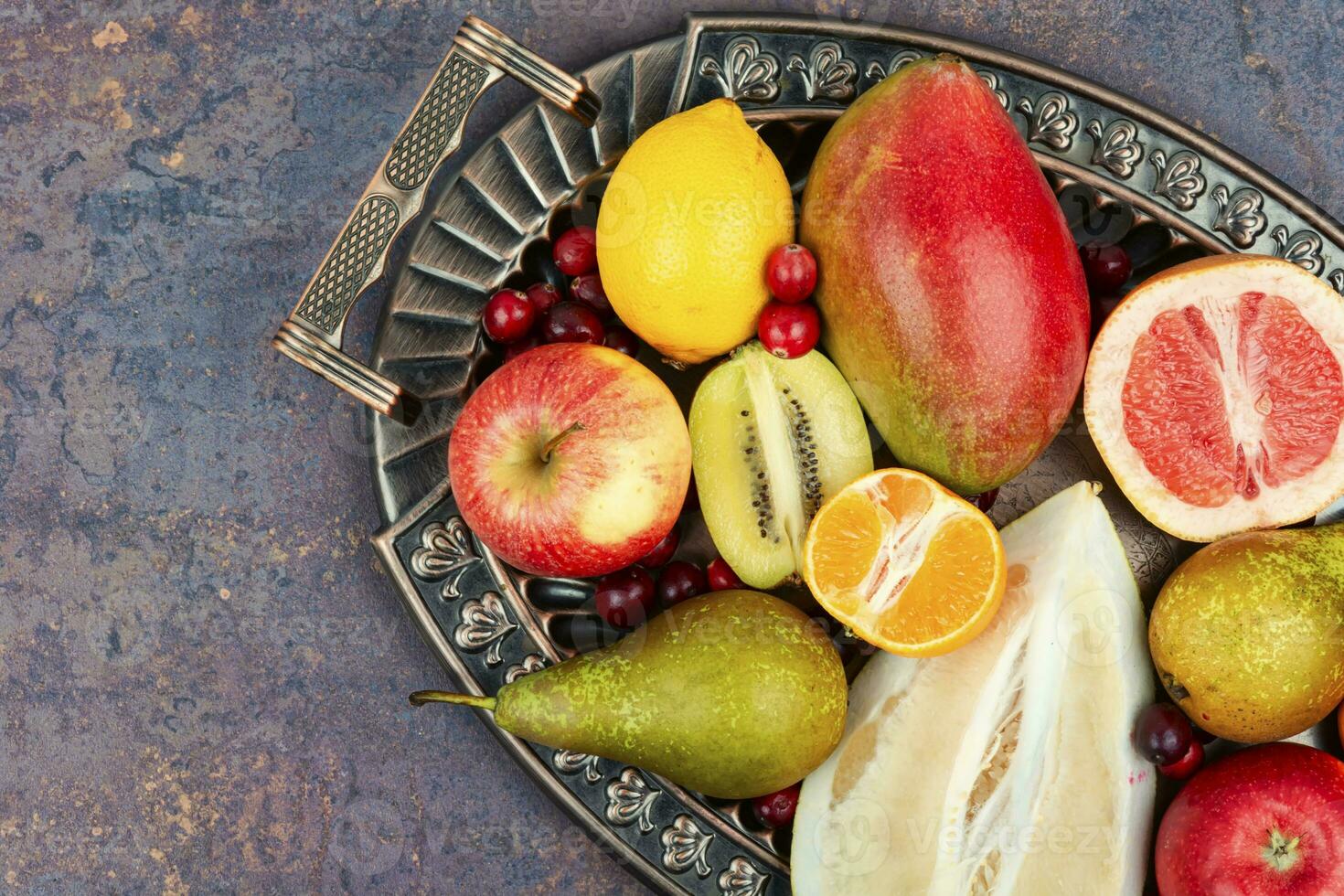 sortimento do frutas em uma bandeja. foto
