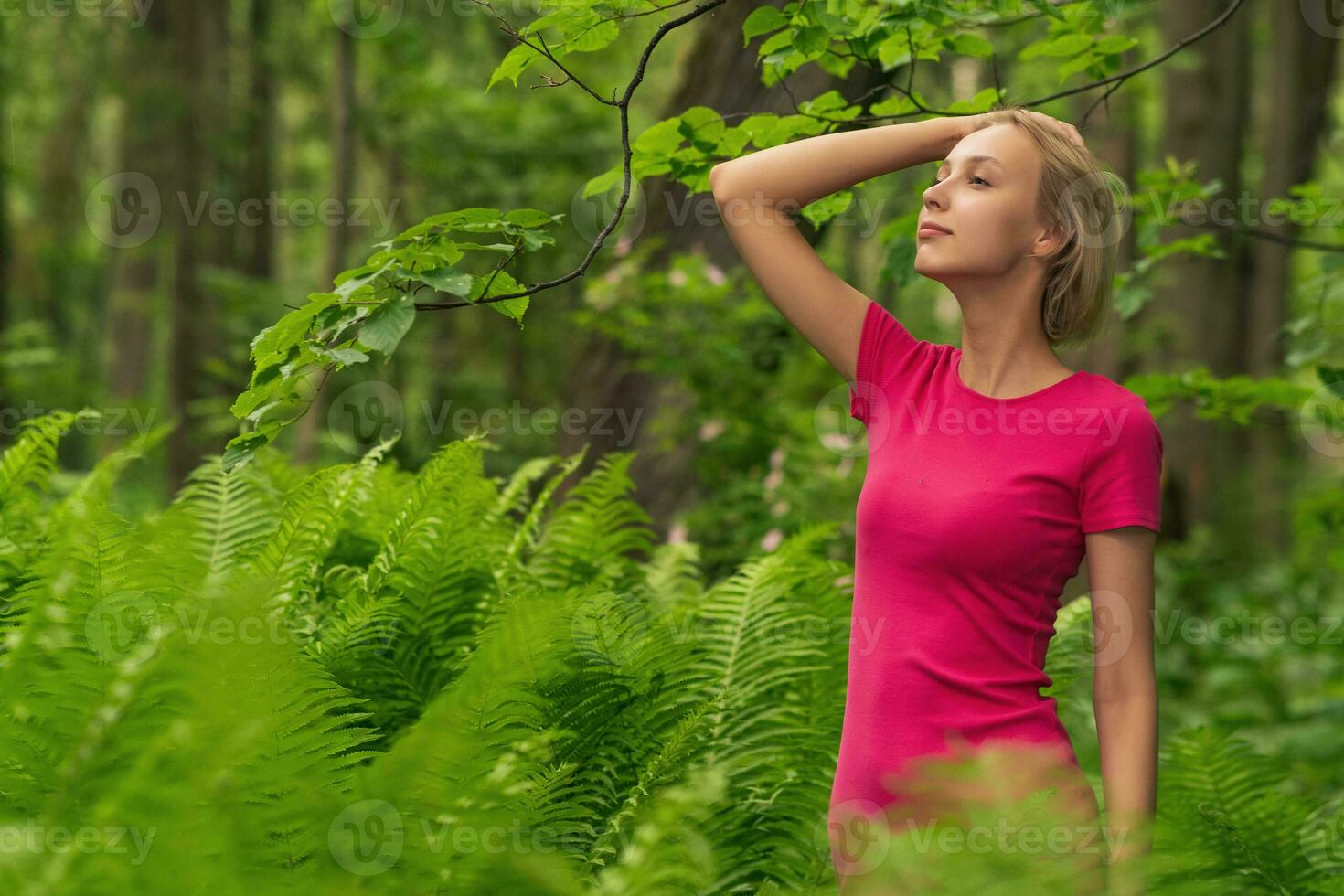 menina adolescente caminhando dentro a floresta foto