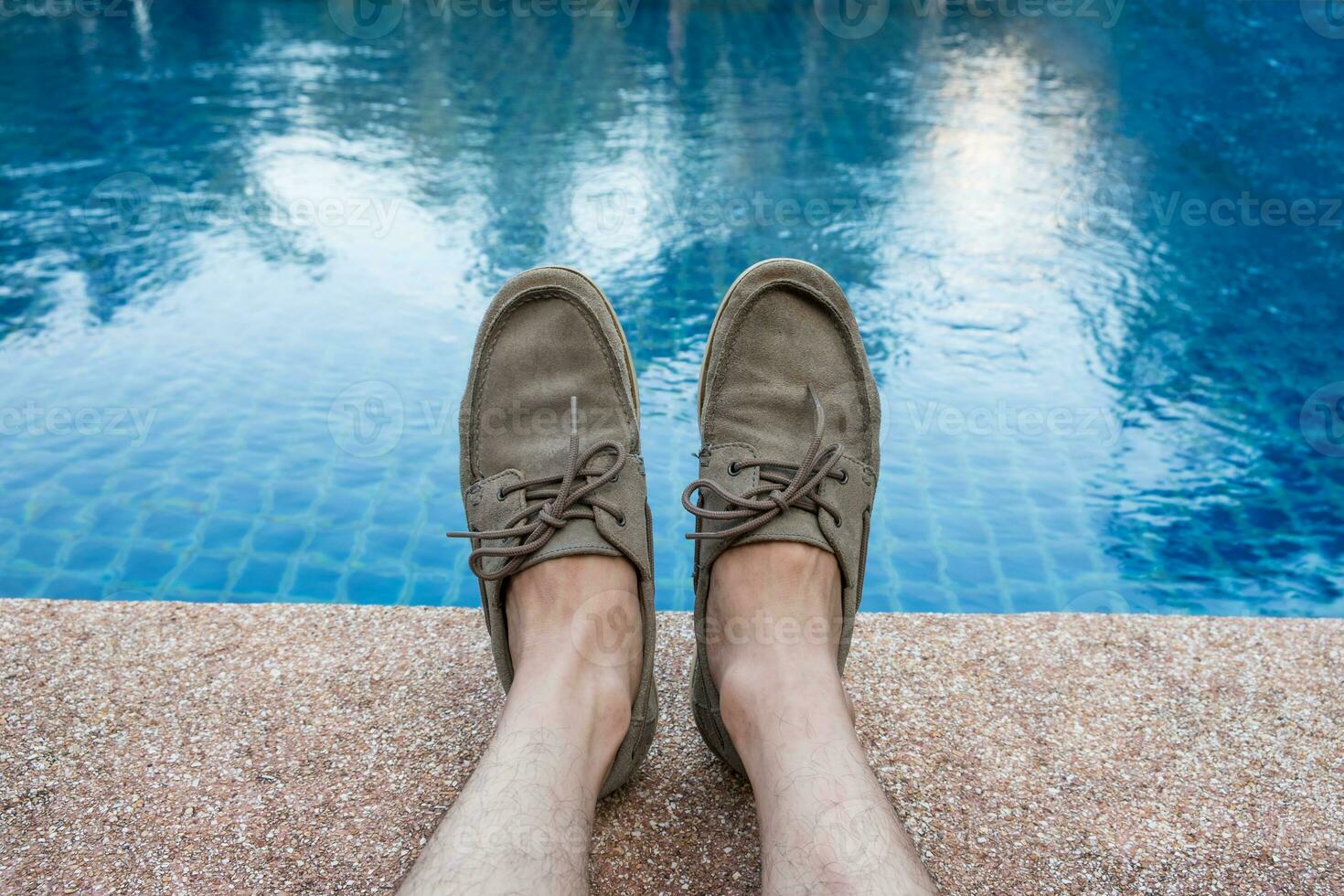 casual cinzento sapatos apresentação dentro piscina foto