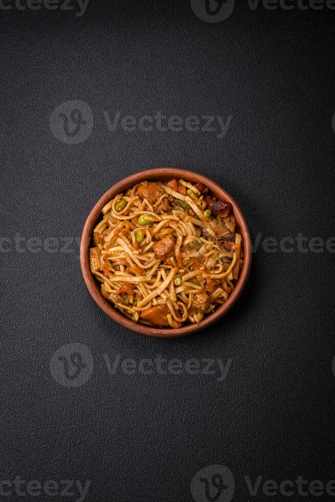 delicioso ásia udon prato com vegetais, cogumelos, sal e especiarias foto