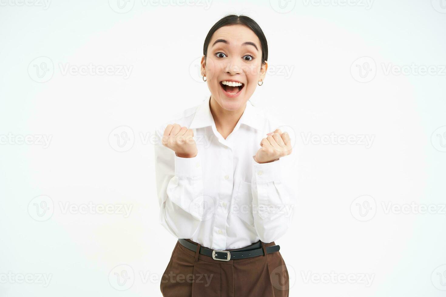 entusiasmado empresária comemora, levanta mãos e danças, ganhando, sente excitado, triunfando, branco fundo foto
