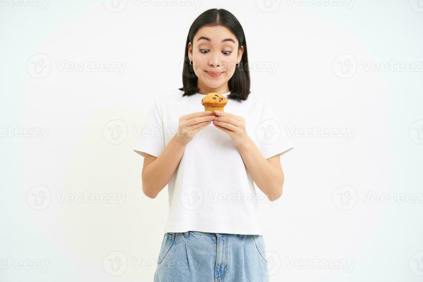 retrato do fofa menina parece às saboroso Bolinho, quer para mordida sobremesa, curtidas pastelaria, branco fundo foto