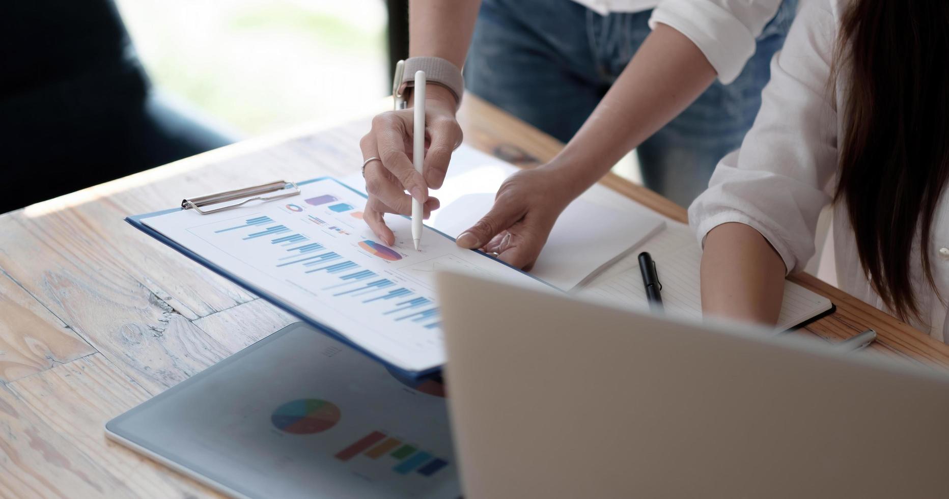 feche a reunião de empresários para discutir a situação do mercado. conceito financeiro de negócios foto