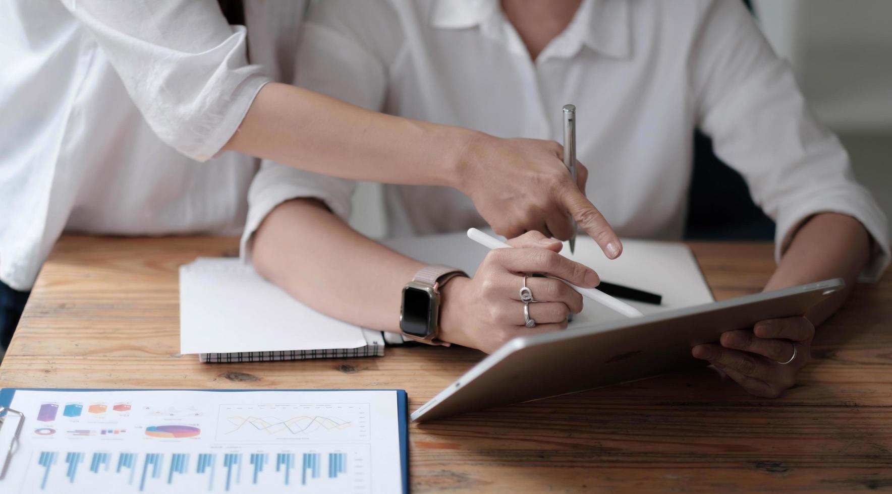 feche a reunião de empresários para discutir a situação do mercado. conceito financeiro de negócios foto