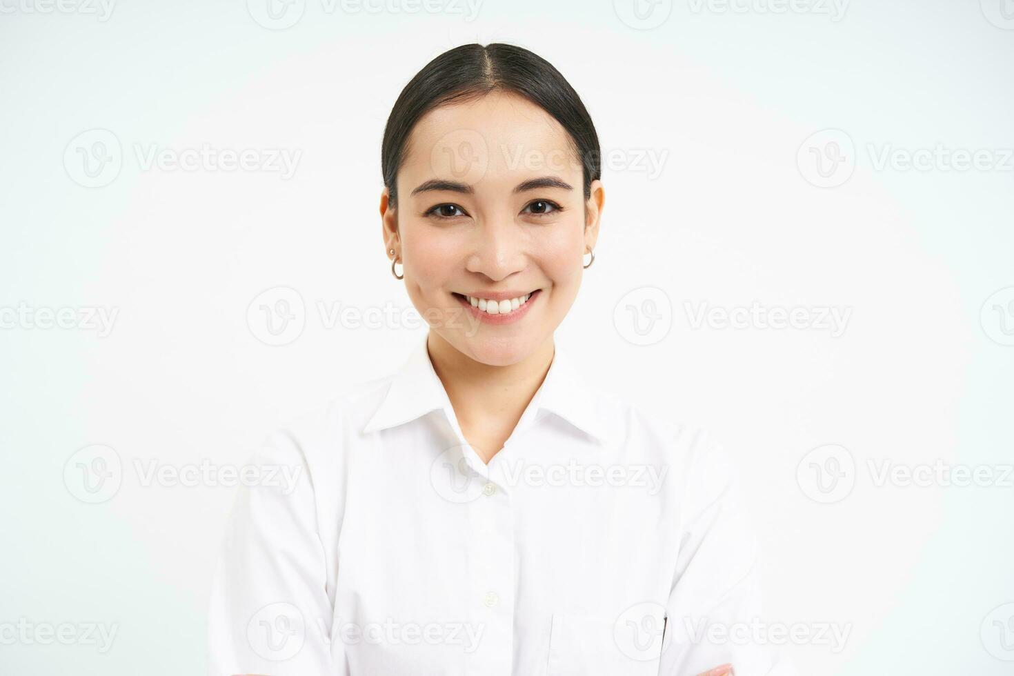 retrato do jovem ásia mulher profissional, sorridente com confiança, profissional olhar, em pé sobre branco fundo foto