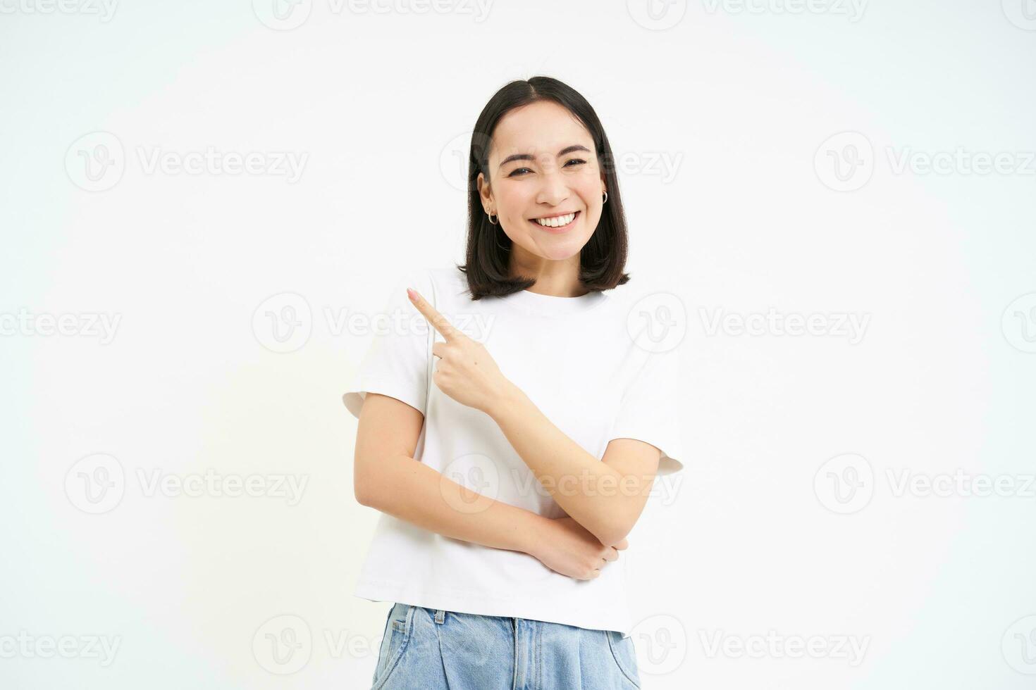 retrato do lindo sorridente ásia mulher, apontando dedo esquerda, mostrando anúncio, recomendando local na rede Internet, isolado em branco fundo foto