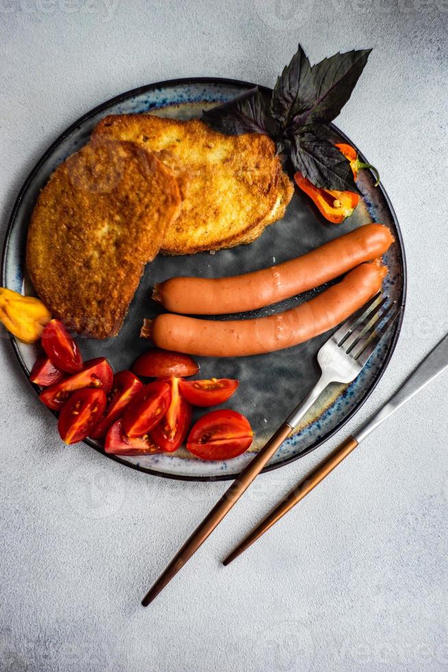 conjunto de jantar servido em um prato foto