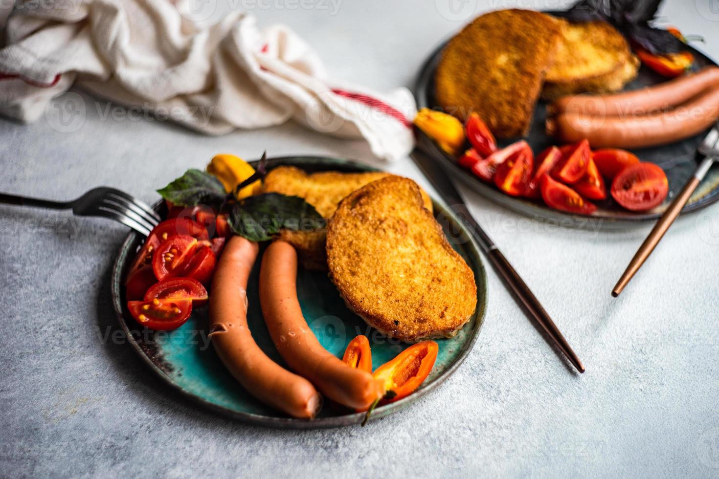 conjunto de jantar servido em um prato foto