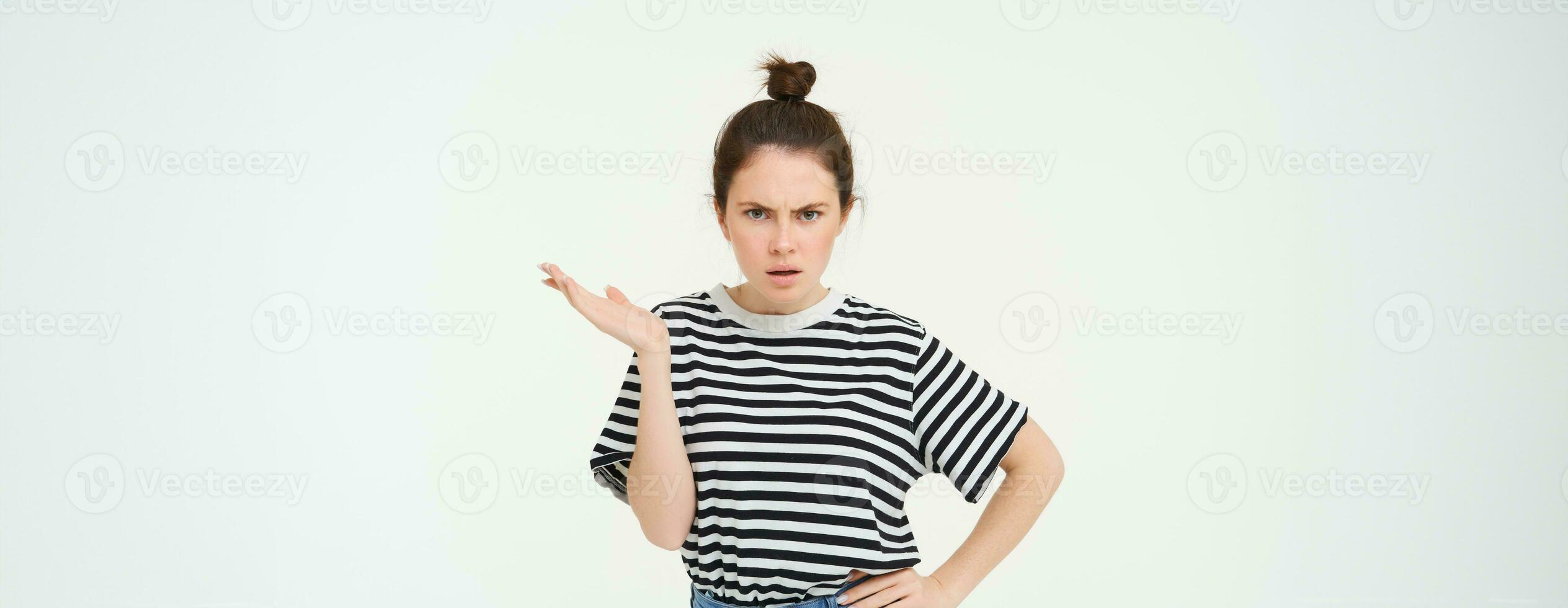 imagem do frustrado mulher reclamando, olhando intrigado, encolhendo os ombros e carrancudo, em pé sobre branco fundo foto