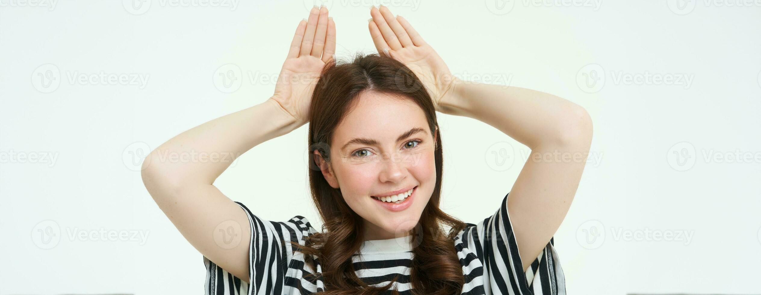 imagem do lindo jovem mulher, posando com animal orelhas em cabeça e sorridente, fazer fofa face, branco fundo foto