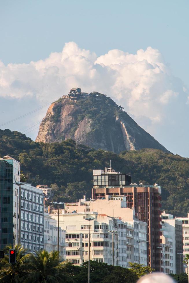 rio de janeiro, brasil, 2021 - montanha do pão de açúcar vista de copacabana foto