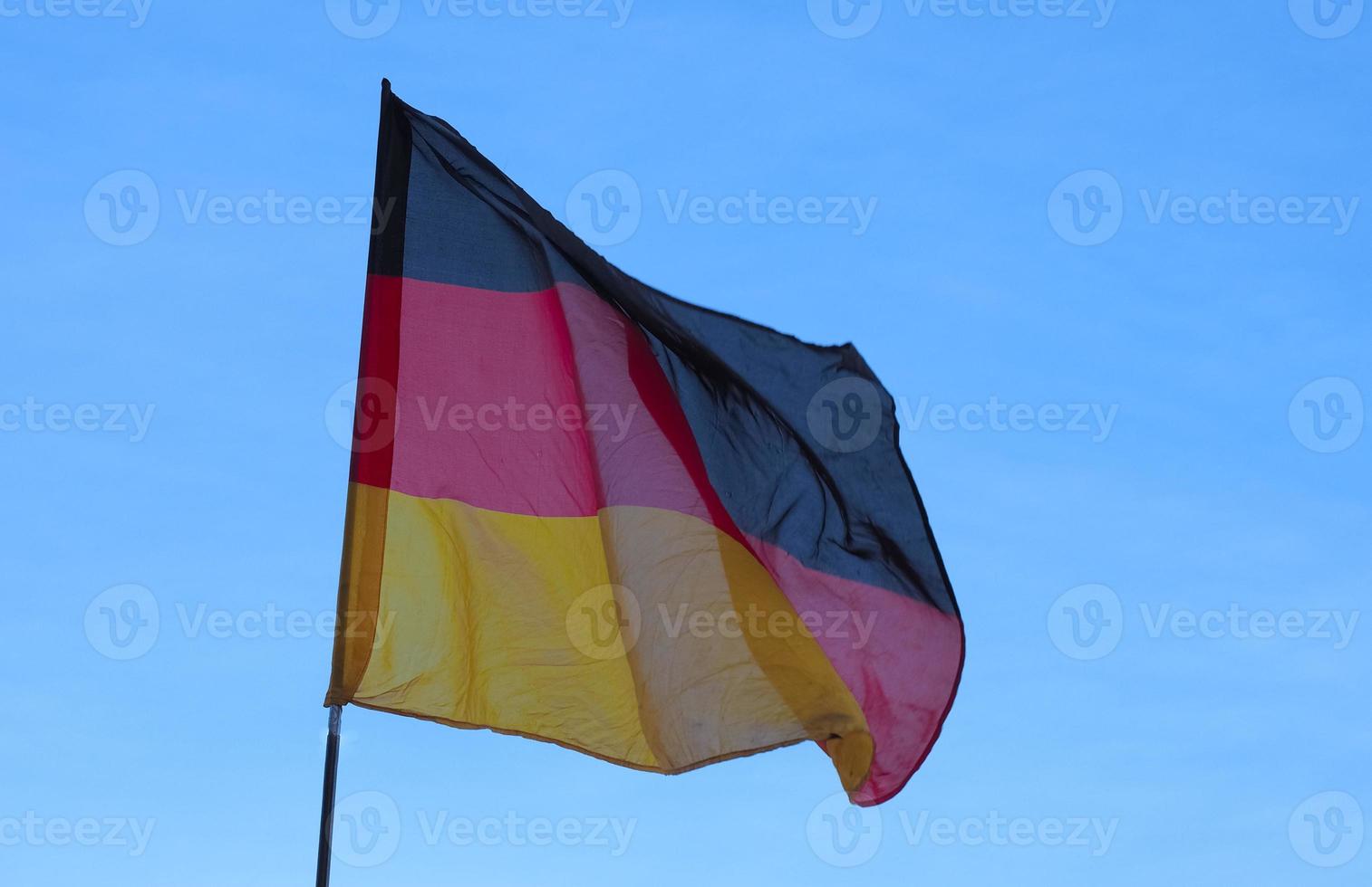 bandeira alemã da alemanha sobre o céu azul foto