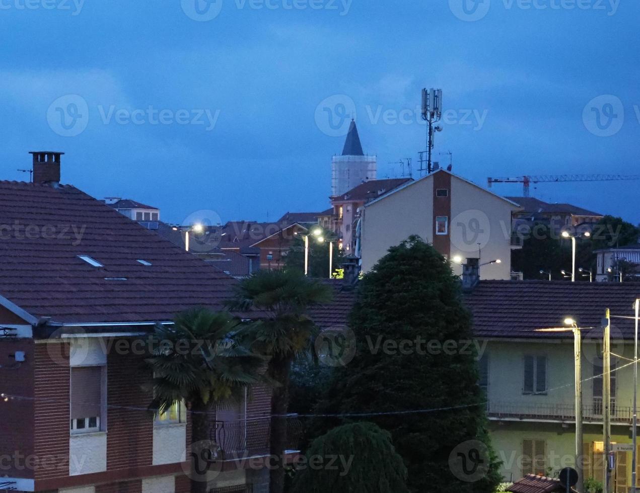 vista noturna da cidade de settimo torinese foto