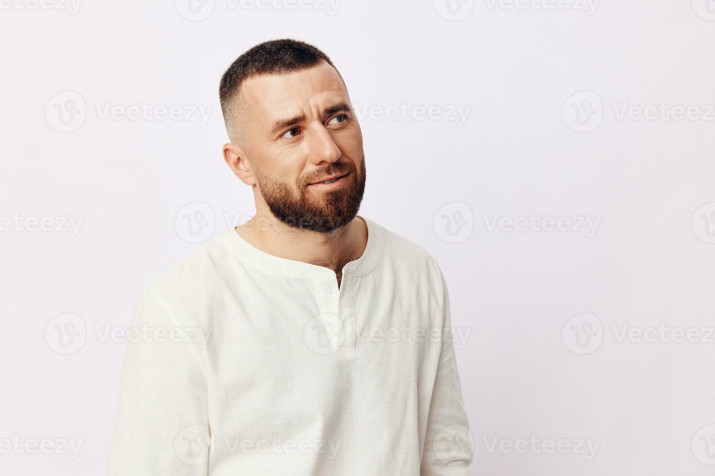 confiante homem pessoa retrato face jovem bonito em pé barba estúdio olhando fundo cara foto