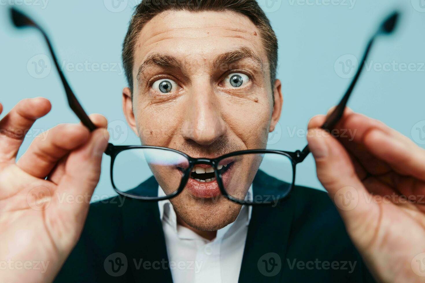 modelo boca expressão bonito homens americano reação cara choque surpresa aberto professor óculos foto