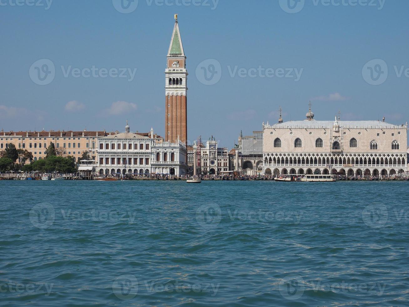 quadrado de São Marcos visto da bacia de São Marcos em Veneza foto