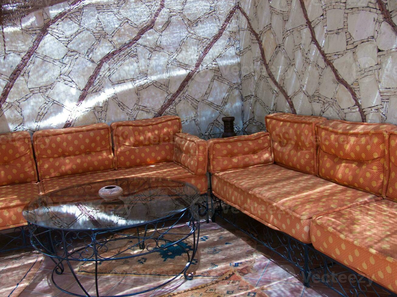 uma sofá e uma mesa dentro uma quarto foto
