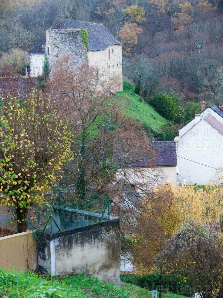 uma pequeno encosta com uma poucos casas e uma relógio foto