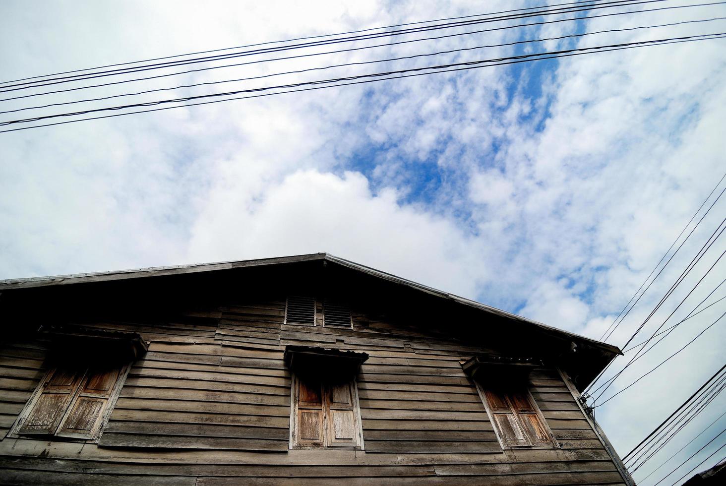 velhas casas de madeira adjacentes foto