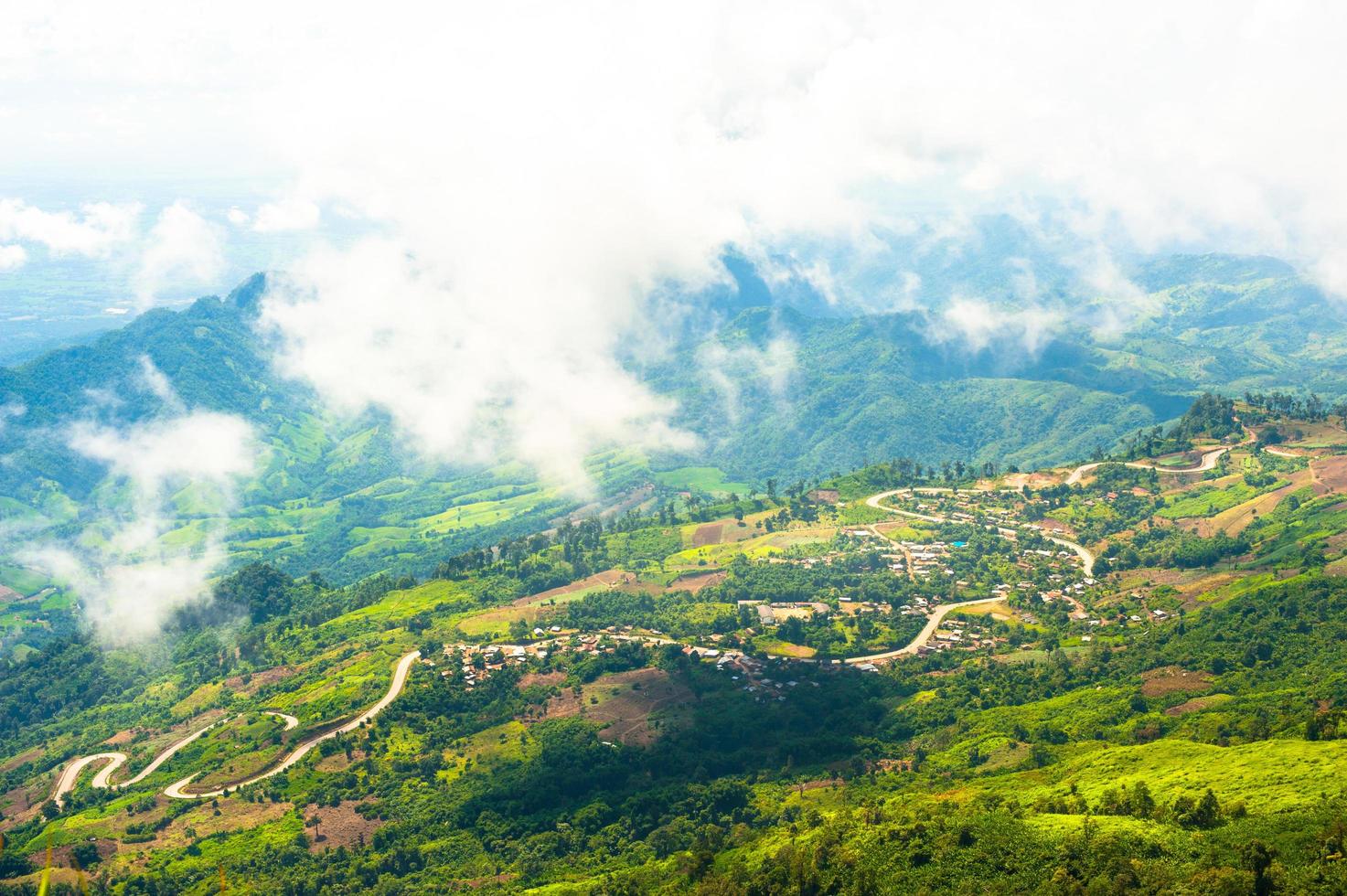 bela paisagem de montanhas e céu azul com nuvens foto