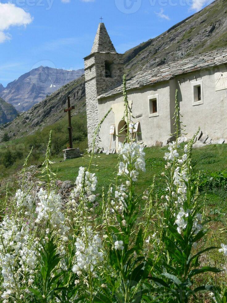 uma Igreja com uma campanário foto