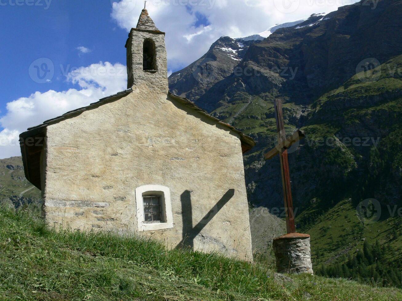 uma pequeno Igreja com uma Cruz foto