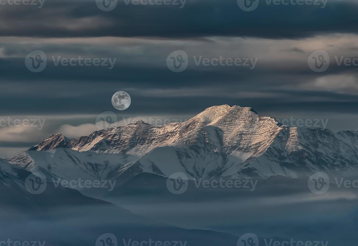 paisagem de montanha e deserto com neve foto