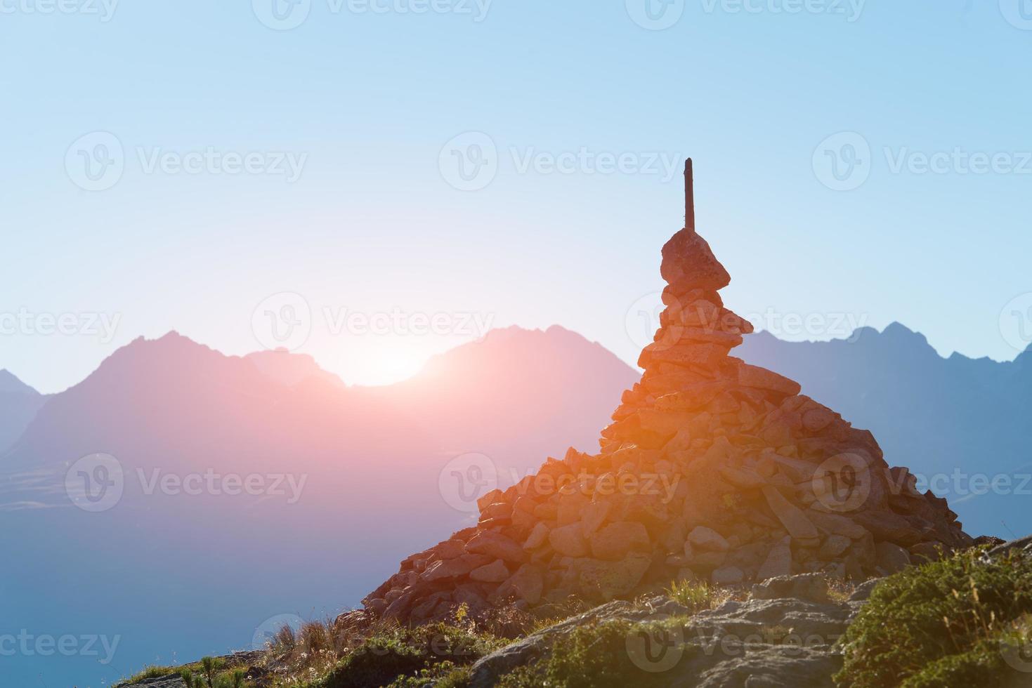 marca do caminho certo nas altas montanhas foto