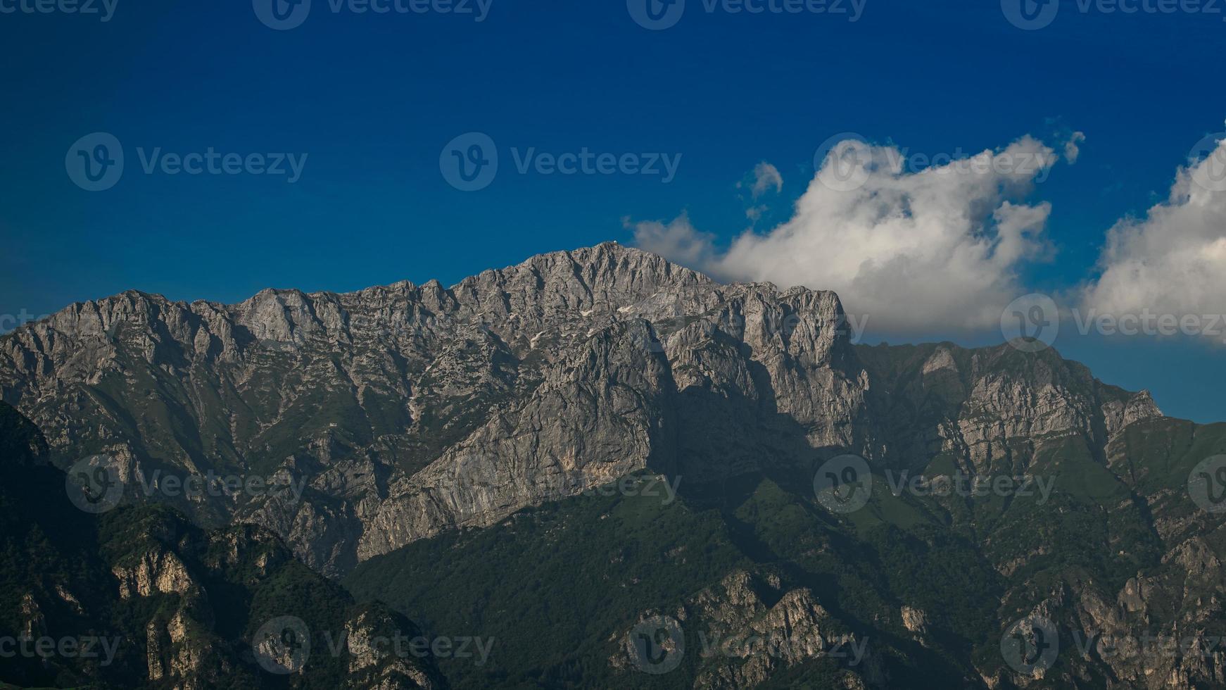 monte grigna acima da cidade de lecco na itália foto