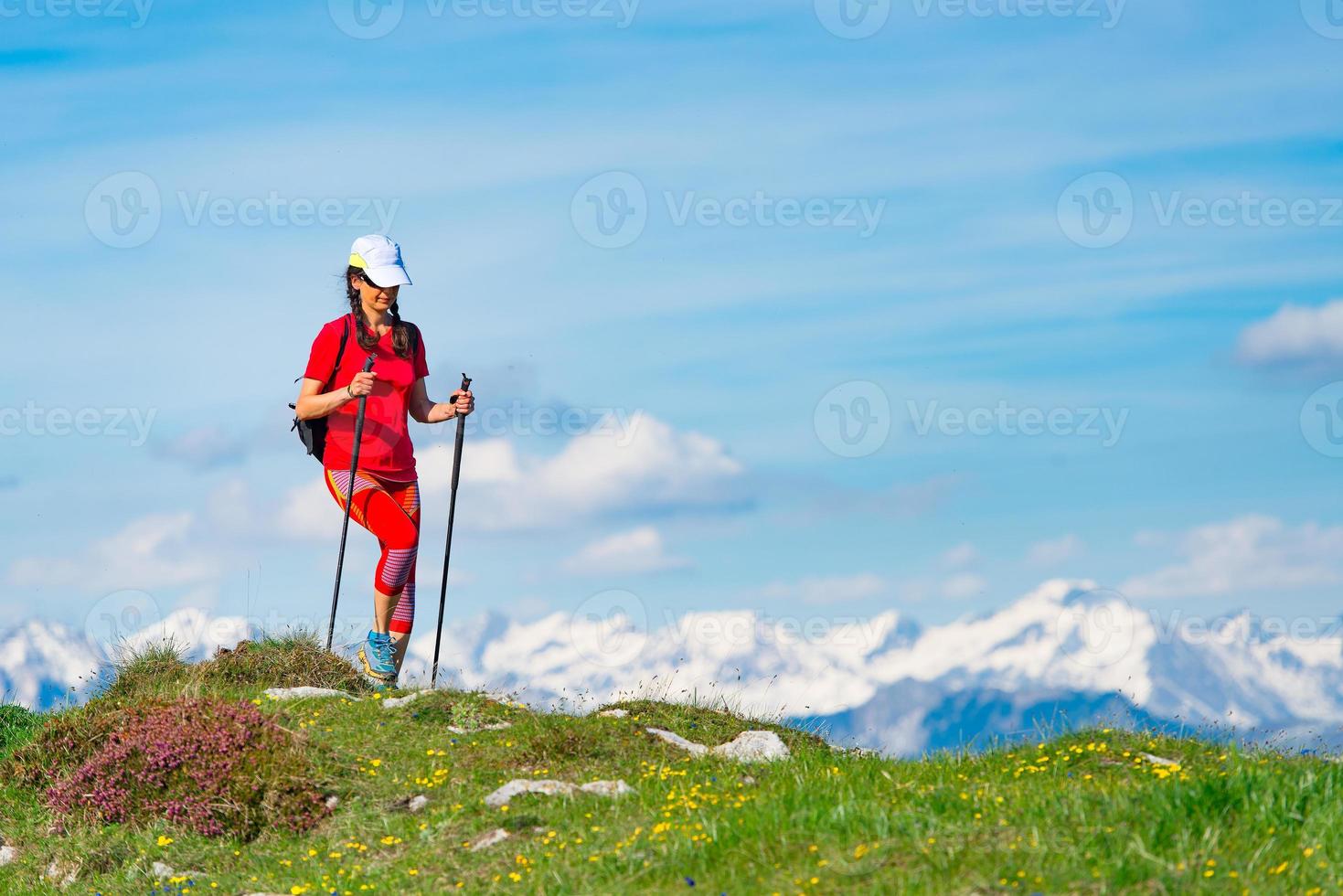 relaxamento de uma mulher enquanto caminhava nas montanhas foto